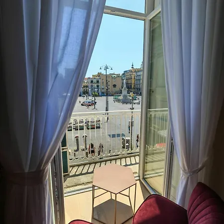 The Dante House By House In 2* نابولي